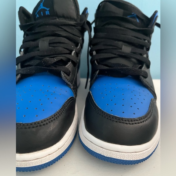 Air Jordan 1 Mid Size. 5Y - Picture 5 of 13